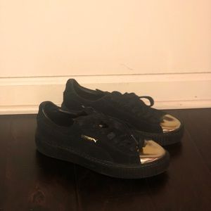 Black puma shoes